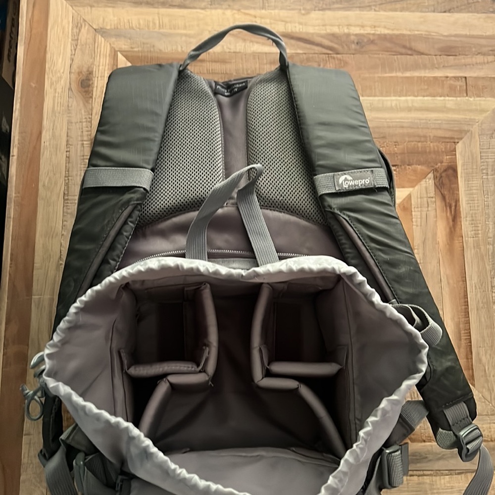 Lowepro camera backpack - Picture 3 of 4